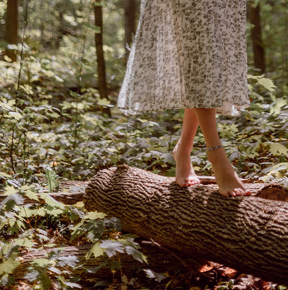Kvinde laver hverdags magi i skoven barfodet