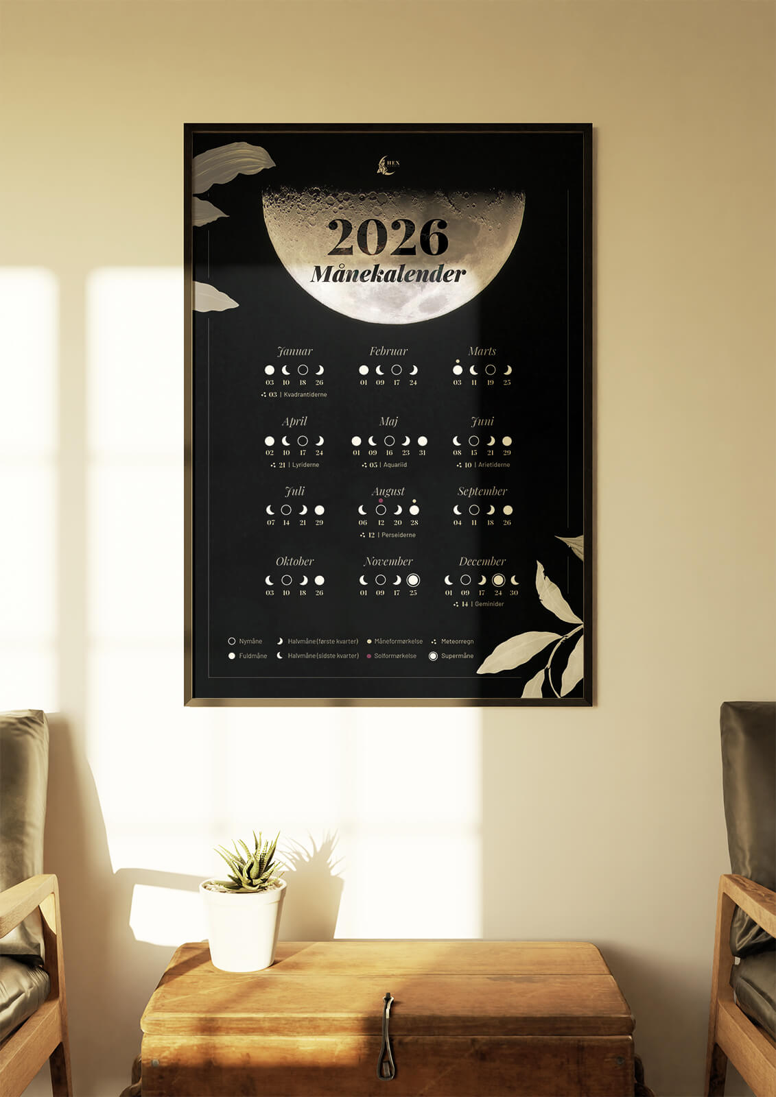 Månekalender 2026 plakat hænger i ramme på væg med smukt naturligt lys