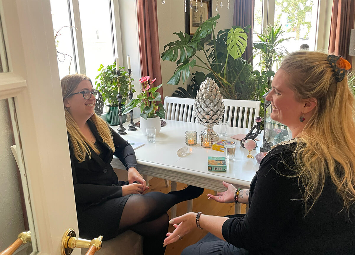 Christina Bech lacer afdøde kontakt i hendes stue sammen med Michelle