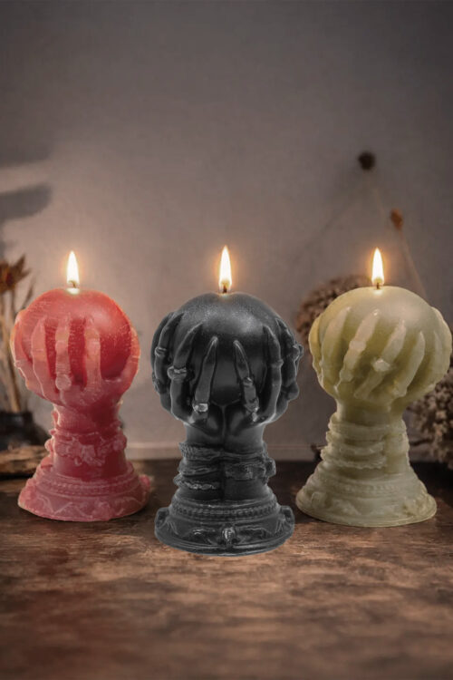 witchy stearinlys på bord